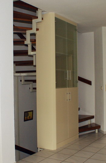 magefertigter Schrank im Treppenbereich